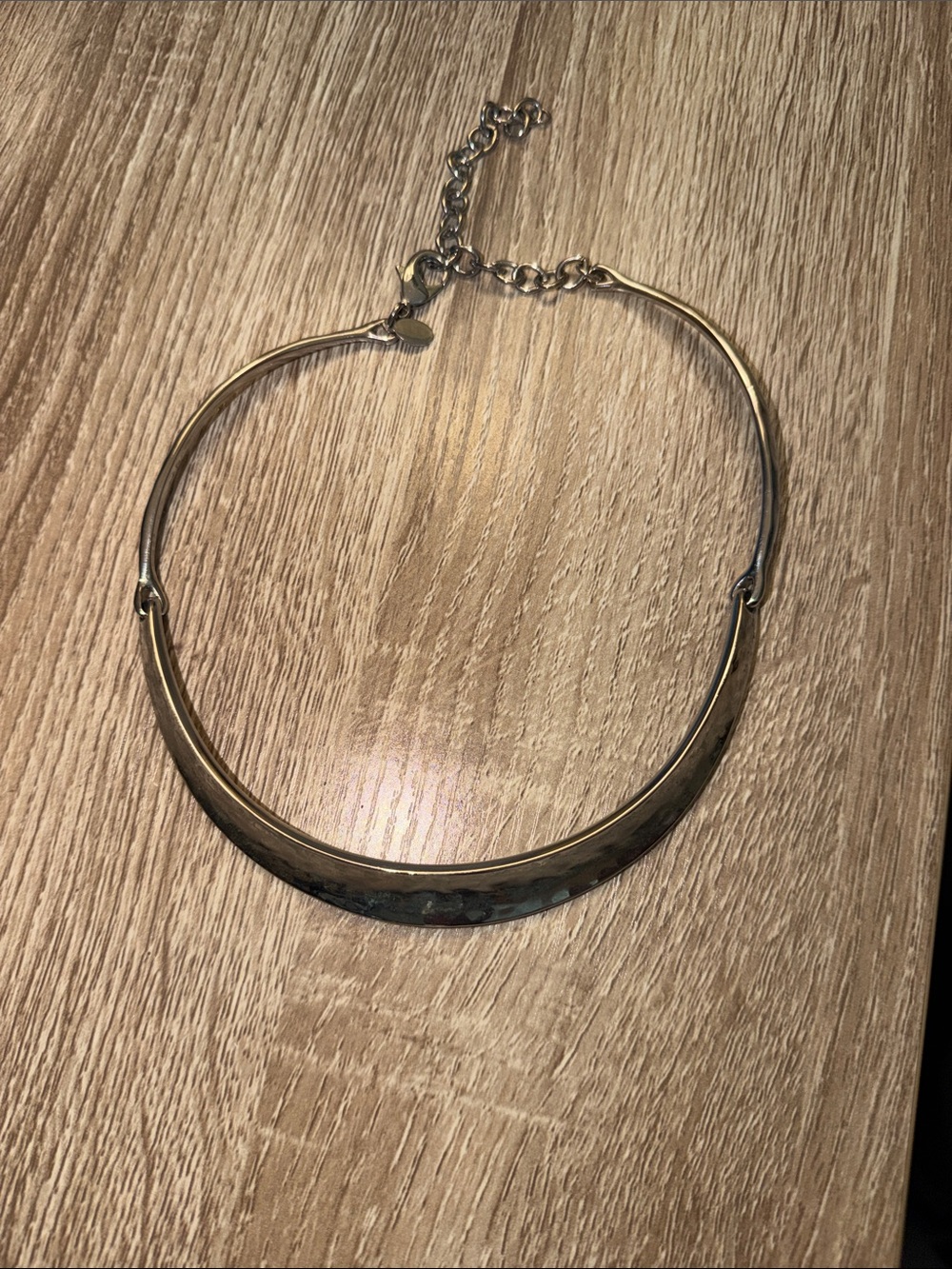 Sleek Curved Gold Collar Necklace with Adjustable Chain